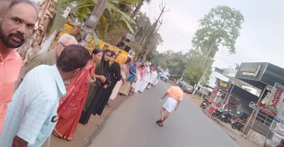 The villagers of Vaikkath made a human chain against intoxication.