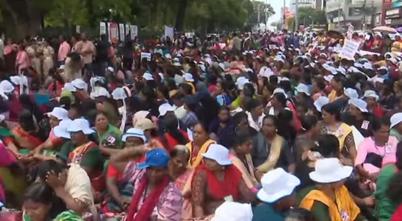 Asha Workers besiege Secretariat Protest in the middle of the road