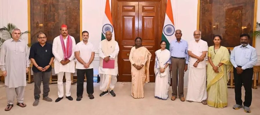 ഗ്യാനേഷ് കുമാറിനെ നീക്കണമെന്ന് ഇന്ത്യാ സഖ്യം; രാഷ്ട്രപതിക്ക് നിവേദനം നൽകി പ്രതിപക്ഷ നേതാക്കൾ