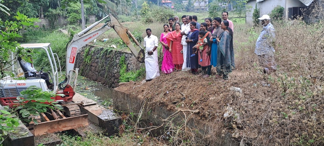 Thalaparambu has started deepening operations by removing the garbage and mud from the market.