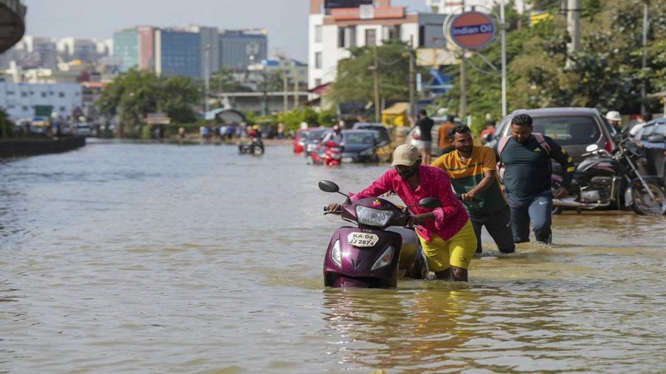 ബെംഗളൂരു മഴക്കെടുതി: നഗരം വെള്ളത്തിൽ, ട്രാഫിക് താറുമാറായി