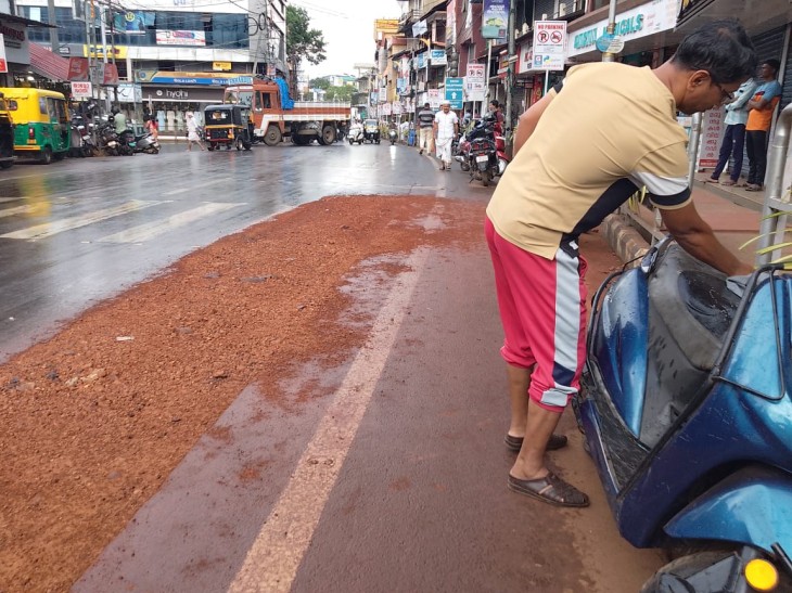 Traffic congestion; covered potholes in Chemmmed town