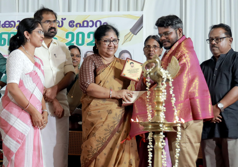 Submission of Pranam Awards by Chalakudy Press Forum