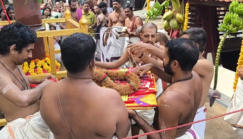 Kaduthuruthy Mannar Major Srikrishnaswamy flagged off the festival at the temple.