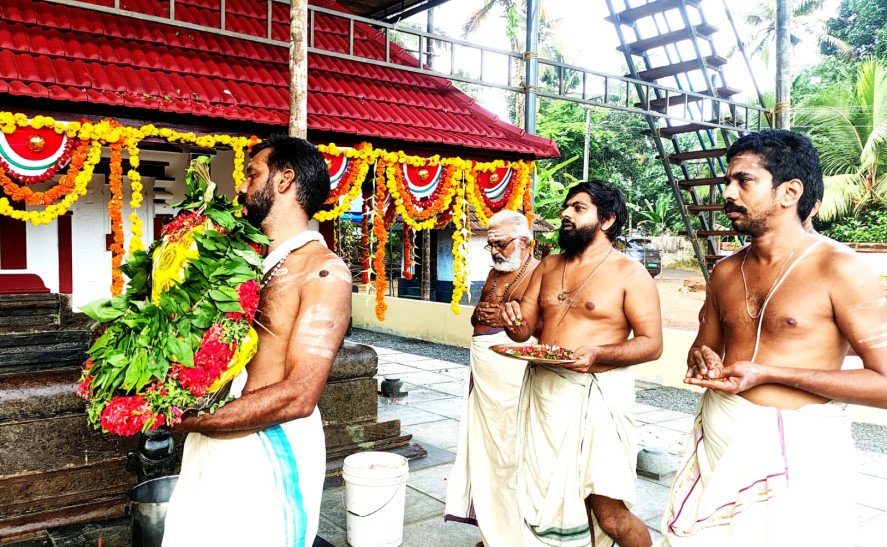Dedication and re-installation took place at the Shiva Temple Shrine in Kaduthuruthi Mannar Major Sri Krishnaswamy Temple.