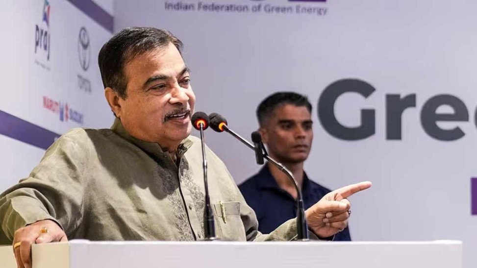 എഥനോൾ ചേർത്ത പെട്രോൾ മൈലേജ് കുറയ്ക്കുമെന്ന് ഒടുവിൽ കേന്ദ്രമന്ത്രി; വാഹനം കേടാകുമെന്ന പ്രചാരണം വ്യാജമെന്നും നിതിൻ ഗഡ്കരി